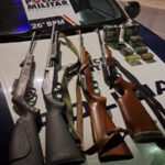 Vítima foi atingida no tórax enquanto marido realizava manutenção da arma; homem entrou em estado de choque e ameaçou tirar a própria vida