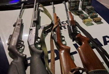 Vítima foi atingida no tórax enquanto marido realizava manutenção da arma; homem entrou em estado de choque e ameaçou tirar a própria vida