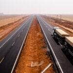 Carreta tomba às margens da BR-163 e carga de milho é derramada