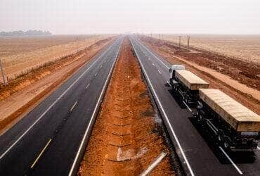 Carreta tomba às margens da BR-163 e carga de milho é derramada