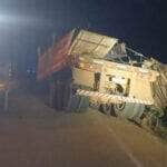 Motorista desviou para evitar colisão frontal com caminhão que fazia ultrapassagem indevida; carga foi perdida e trecho ficou interditado por mais de uma hora