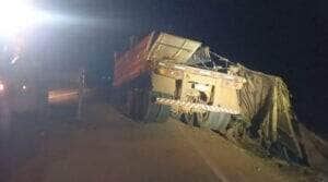 Motorista desviou para evitar colisão frontal com caminhão que fazia ultrapassagem indevida; carga foi perdida e trecho ficou interditado por mais de uma hora