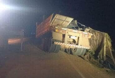 Motorista desviou para evitar colisão frontal com caminhão que fazia ultrapassagem indevida; carga foi perdida e trecho ficou interditado por mais de uma hora