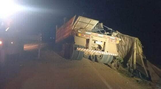 Motorista desviou para evitar colisão frontal com caminhão que fazia ultrapassagem indevida; carga foi perdida e trecho ficou interditado por mais de uma hora