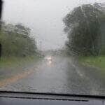 Chuva provoca aquaplanagem de carro em avenida de Várzea Grande