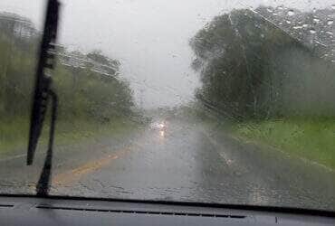 Chuva provoca aquaplanagem de carro em avenida de Várzea Grande