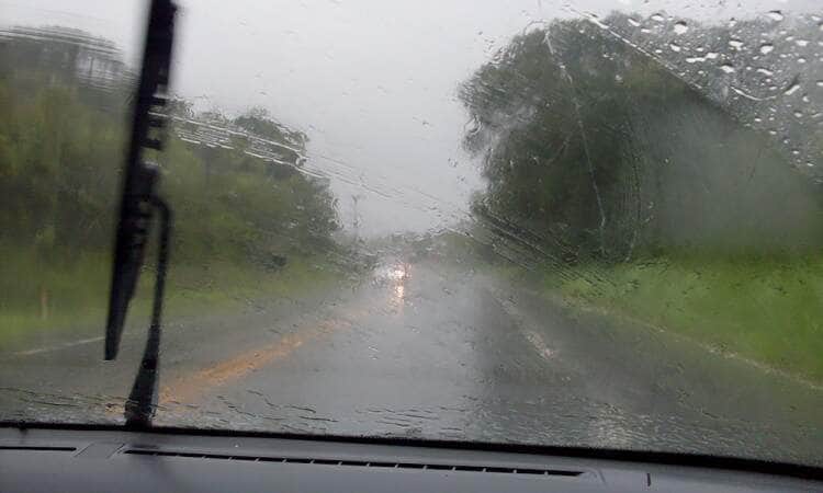 Chuva provoca aquaplanagem de carro em avenida de Várzea Grande