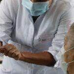 Vacinação drive thru na Universidade Estadual do Rio de Janeiro (UERJ), zona norte do Rio. A cidade do Rio de Janeiro retoma hoje (25) sua campanha de aplicação da primeira dose da vacina contra a covid-19 em idosos da população em geral.