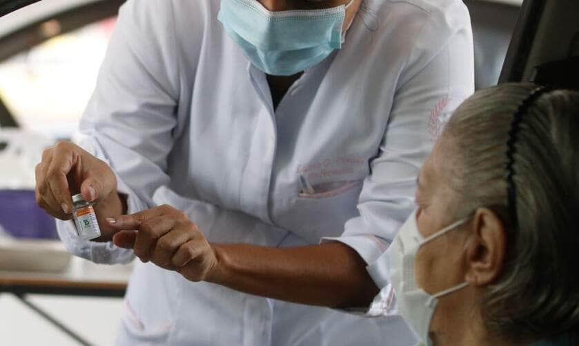 Vacinação drive thru na Universidade Estadual do Rio de Janeiro (UERJ), zona norte do Rio. A cidade do Rio de Janeiro retoma hoje (25) sua campanha de aplicação da primeira dose da vacina contra a covid-19 em idosos da população em geral.