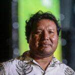 Goiás Velho (GO), 14/06/2025 - O cineasta indígena Takumã Kuikuro, posa para foto para Agência Brasil, durante o 26ª edição do Festival Internacional de Cinema e Vídeo Ambiental (Fica 2025), com o tema “Cerrado: a savana brasileira e o equilíbrio do clima”, o festival oferece uma vasta programação gratuita, que inclui mostras competitivas de cinema, oficinas, atrações culturais, atividades ambientais, sessões para o público infantil, shows musicais, além de fóruns e debates.
Foto: Joédson Alves/Agência Brasil