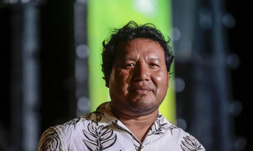 Goiás Velho (GO), 14/06/2025 - O cineasta indígena Takumã Kuikuro, posa para foto para Agência Brasil, durante o 26ª edição do Festival Internacional de Cinema e Vídeo Ambiental (Fica 2025), com o tema “Cerrado: a savana brasileira e o equilíbrio do clima”, o festival oferece uma vasta programação gratuita, que inclui mostras competitivas de cinema, oficinas, atrações culturais, atividades ambientais, sessões para o público infantil, shows musicais, além de fóruns e debates.
Foto: Joédson Alves/Agência Brasil