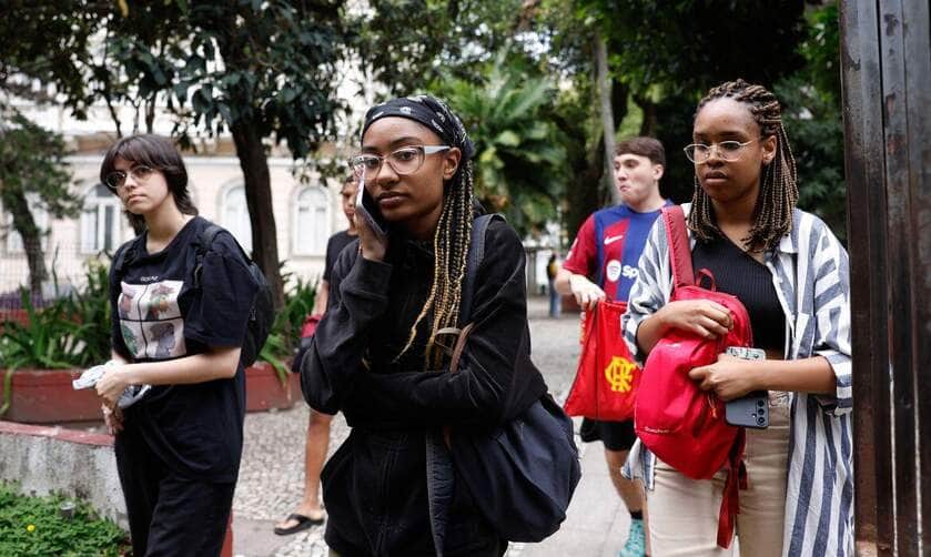 Rio de Janeiro(RJ), 10/11/2024 - Primeiros estudantes deixam o local de prova no segundo dia do Exame Nacional do Ensino Médio (Enem) 2024, na universidade UNINASSAU, no Flamengo, zona sul da cidade.  Foto: Tânia Rêgo/Agência Brasil
