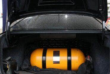 Abastecimento do cilindro de gás natural veicular - GNV em posto de combustíveis.