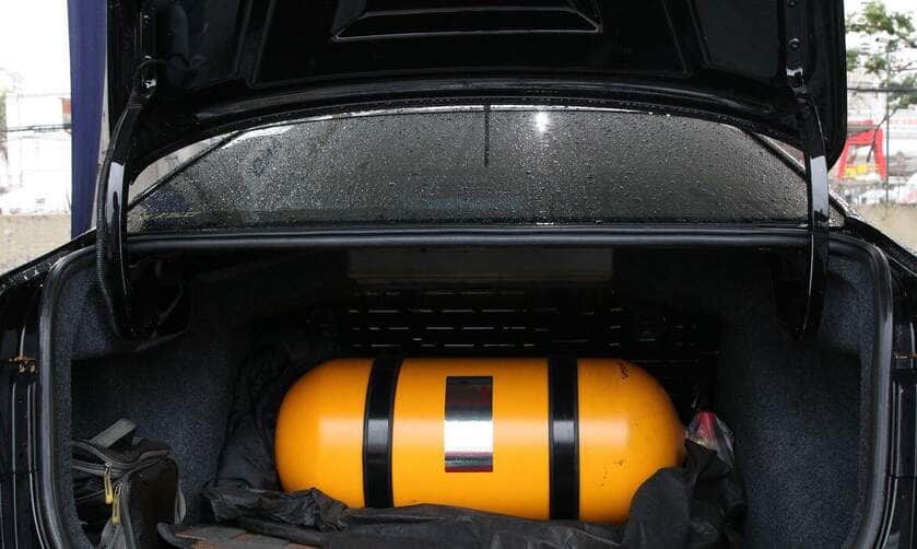 Abastecimento do cilindro de gás natural veicular - GNV em posto de combustíveis.