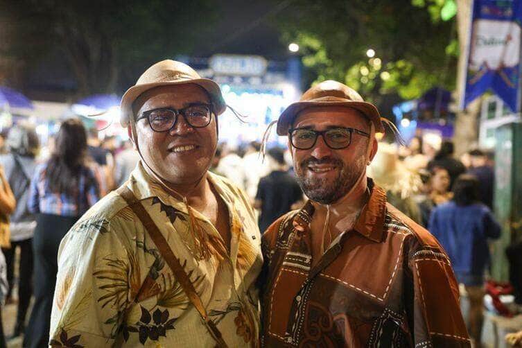 Caruaru (PE), 13/06/2025 – O casal Helandio lima Eloi Martins e Thiago Martins Eloi aguardam o show da cantora Vanessa da Mata, no palco Azulão, no centro de Caruaru (PE). Foto: Tomaz Silva/Agência Brasil