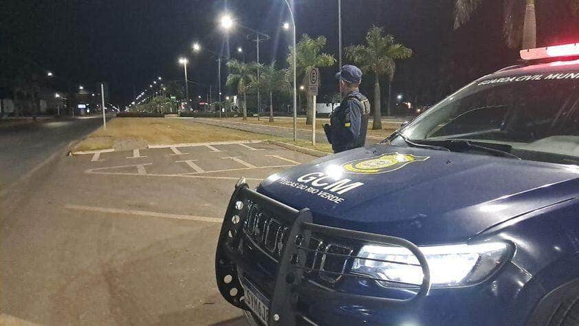 Relatório diário da corporação aponta diversas intervenções em bairros da cidade, com destaque para dois casos de violência doméstica e uma prisão por mandado judicial