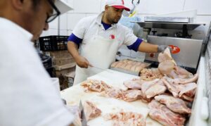 Gripe aviária. Chicken vendors work in a market in Sao Paulo, Brazil May 20, 2025. REUTERS/Jorge Silva