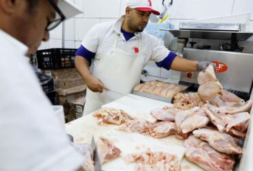 Gripe aviária. Chicken vendors work in a market in Sao Paulo, Brazil May 20, 2025. REUTERS/Jorge Silva