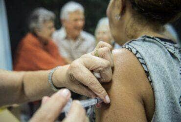 Idosos são vacinados em estação de metrô em Brasília, durante o dia D da Campanha Nacional de Vacinação contra Gripe de 2014 que começou na última terça-feira (22) vai até 9 de maio  (Marcelo Camargo/Agência Brasil)