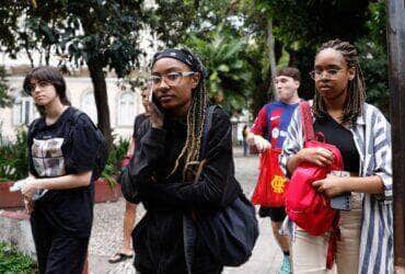 Rio de Janeiro(RJ), 10/11/2024 - Primeiros estudantes deixam o local de prova no segundo dia do Exame Nacional do Ensino Médio (Enem) 2024, na universidade UNINASSAU, no Flamengo, zona sul da cidade.  Foto: Tânia Rêgo/Agência Brasil