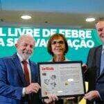 Paris, 06/06/2025 - Presidente da República, Luiz Inácio Lula da Silva, acompanhado do ministro da Agricultura, Carlos Fávaro, e da diretora-geral da OMSA, Emmanuelle Soubeyran, durante Cerimônia de certificação do Brasil como país livre de febre aftosa sem vacinação pela Organização Mundial de Saúde Animal (OMSA). Foto: Ricardo Stuckert/PR