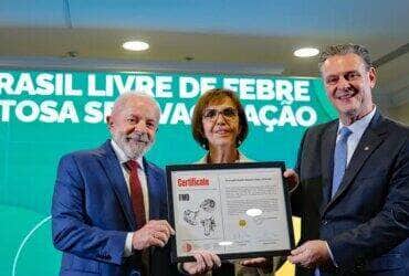Paris, 06/06/2025 - Presidente da República, Luiz Inácio Lula da Silva, acompanhado do ministro da Agricultura, Carlos Fávaro, e da diretora-geral da OMSA, Emmanuelle Soubeyran, durante Cerimônia de certificação do Brasil como país livre de febre aftosa sem vacinação pela Organização Mundial de Saúde Animal (OMSA). Foto: Ricardo Stuckert/PR