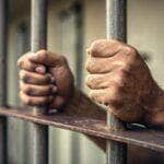 Homem é preso por agressão com chinelo durante aniversário em Nova Mutum