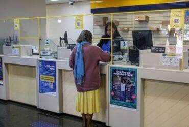 Brasília (DF), 30/05/2025. - Dona Irene Barbosa em uma agência dos correios.
A partir desta sexta-feira (30), aposentados e pensionistas do Instituto Nacional do Seguro Social (INSS) poderão consultar, contestar e acompanhar a análise de descontos indevidos em seus benefícios diretamente nas agências dos Correios.
Foto: Antonio Cruz/Agência Brasil