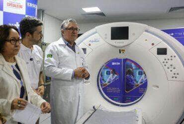 Brasília (DF), 31/05/2025 - O ministro da Saúde, Alexandre Padilha, participa da entrega de equipamentos para o mutirão de múltiplas cirurgias no hospital universitário de Brasília (HUB-UnB), vinculado à empresa brasileira de serviços hospitalares (Ebserh). A ação, que prevê a realização de cirurgias e exames de coloproctologia, integra o Agora Tem Especialista, programa que visa reduzir o tempo de espera por exames, cirurgias e atendimentos especializados no SUS .
Foto: Jose Cruz/Agência Brasil