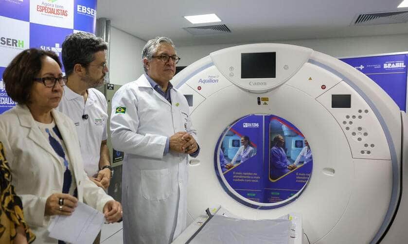 Brasília (DF), 31/05/2025 - O ministro da Saúde, Alexandre Padilha, participa da entrega de equipamentos para o mutirão de múltiplas cirurgias no hospital universitário de Brasília (HUB-UnB), vinculado à empresa brasileira de serviços hospitalares (Ebserh). A ação, que prevê a realização de cirurgias e exames de coloproctologia, integra o Agora Tem Especialista, programa que visa reduzir o tempo de espera por exames, cirurgias e atendimentos especializados no SUS .
Foto: Jose Cruz/Agência Brasil