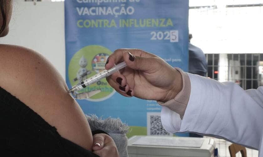São Paulo (SP), 09/06/2025 - A Secretaria Municipal da Saúde de São Paulo inicia ações de intensificação da vacinação contra a influenza. Posto de vacinação no Terminal Parque Dom Pedro II, no centro da capital paulista. Foto: Paulo Pinto/Agência Brasil. Foto: Paulo Pinto/Agência Brasil
