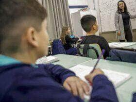 Canoas (RS), 21/06/2024 - A professora Suelem Furlanetto dentro de sala de aula na Escola Municipal Rio Grande do Sul, após enchente que atingiu toda a escola. Foto: Bruno Peres/Agência Brasil