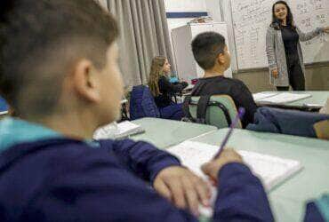 Canoas (RS), 21/06/2024 - A professora Suelem Furlanetto dentro de sala de aula na Escola Municipal Rio Grande do Sul, após enchente que atingiu toda a escola. Foto: Bruno Peres/Agência Brasil