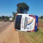 Veículo transportava 31 passageiros e teria apresentado falha mecânica antes de sair da pista e bater em barranco; acidente ocorreu no início da tarde desta quinta-feira (12)