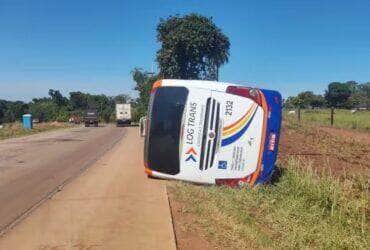 Veículo transportava 31 passageiros e teria apresentado falha mecânica antes de sair da pista e bater em barranco; acidente ocorreu no início da tarde desta quinta-feira (12)