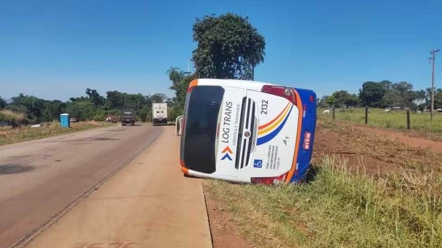 Veículo transportava 31 passageiros e teria apresentado falha mecânica antes de sair da pista e bater em barranco; acidente ocorreu no início da tarde desta quinta-feira (12)