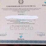 Brasília (DF), 11/06/2025 - Diploma apreendido pela Polícia Federal que deflagrou a Operação Código 451, com o objetivo de desarticular uma organização criminosa especializada na falsificação e comercialização de diplomas de ensino superior. Esses documentos estariam sendo utilizados para a obtenção de registros em conselhos profissionais e para o exercício ilegal de atividades privativas de profissões regulamentadas. Foto: PF/Divulgação