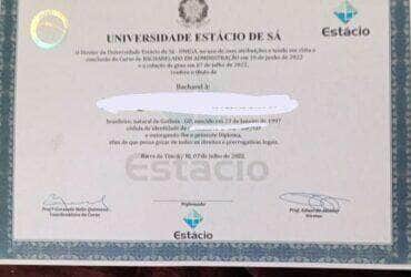 Brasília (DF), 11/06/2025 - Diploma apreendido pela Polícia Federal que deflagrou a Operação Código 451, com o objetivo de desarticular uma organização criminosa especializada na falsificação e comercialização de diplomas de ensino superior. Esses documentos estariam sendo utilizados para a obtenção de registros em conselhos profissionais e para o exercício ilegal de atividades privativas de profissões regulamentadas. Foto: PF/Divulgação