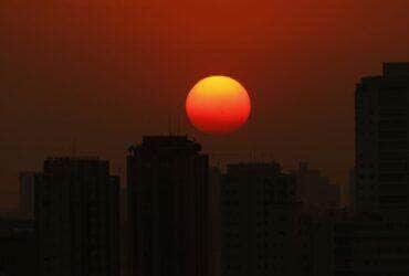São Paulo (SP), 11/09/2024 - Final de tarde visto desde a Praça do Pôr do Sol mostra céu laranjado devido a poluição do ar. Foto: Paulo Pinto/Agência Brasil