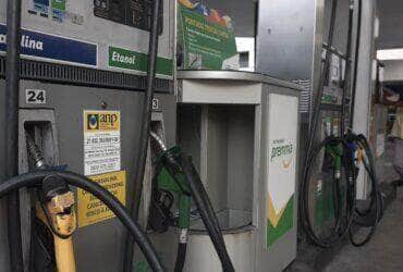 Postos de gasolina no Rio de Janeiro exibem o preço do combustível