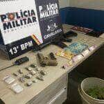 Suspeita monitorada por tornozeleira eletrônica foi flagrada com simulacro de fuzil; grupo foi detido com drogas, armas de Airsoft e mais de R$ 1 mil em dinheiro