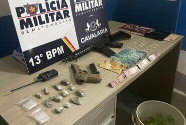 Suspeita monitorada por tornozeleira eletrônica foi flagrada com simulacro de fuzil; grupo foi detido com drogas, armas de Airsoft e mais de R$ 1 mil em dinheiro