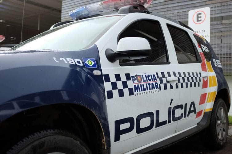 Criança é encontrada trancada em carro durante festa em Mato Grosso