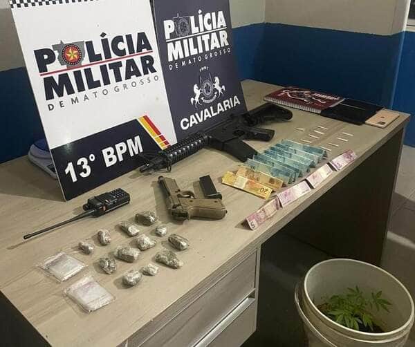 Suspeita monitorada por tornozeleira eletrônica foi flagrada com simulacro de fuzil; grupo foi detido com drogas, armas de Airsoft e mais de R$ 1 mil em dinheiro