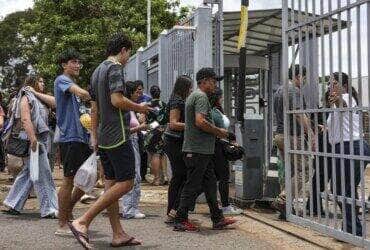 Brasília (DF), 03/11/2024 - Candidatos chegam ao local de provas para o primeiro dia do ENEM 2024. Foto: Marcelo Camargo/Agência Brasil
