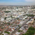 Estudante arremessa ripa de madeira e atinge carro em escola de Rondonópolis (MT)