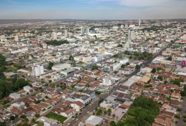 Estudante arremessa ripa de madeira e atinge carro em escola de Rondonópolis (MT)