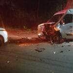 Acidente ocorreu na madrugada desta quinta-feira (12), na região da Vila Mineira; vítimas foram encaminhadas para o Hospital Regional e UPA