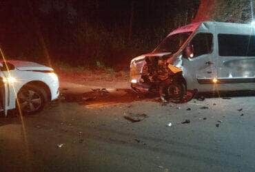 Acidente ocorreu na madrugada desta quinta-feira (12), na região da Vila Mineira; vítimas foram encaminhadas para o Hospital Regional e UPA