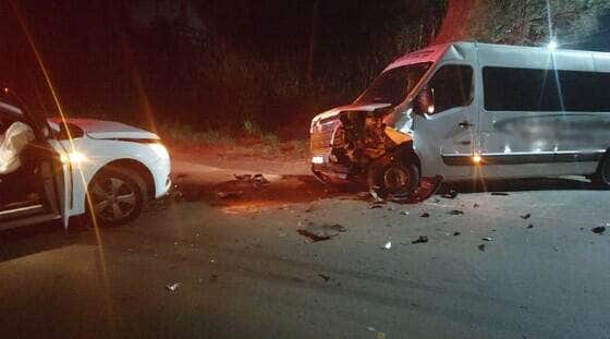 Acidente ocorreu na madrugada desta quinta-feira (12), na região da Vila Mineira; vítimas foram encaminhadas para o Hospital Regional e UPA